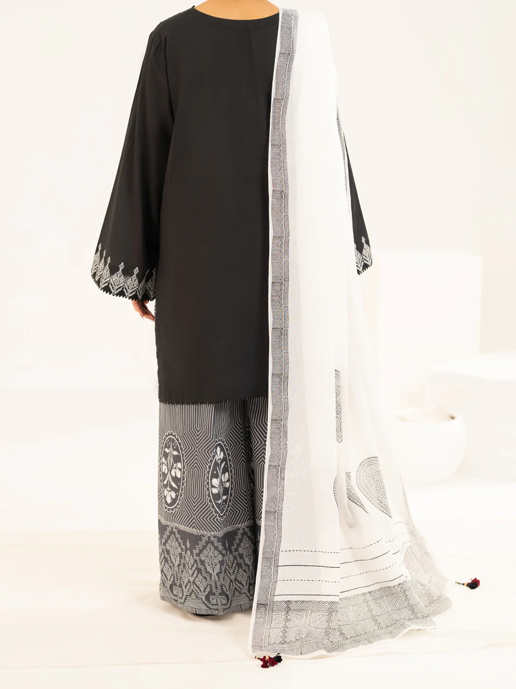 BLACK LAWN 2PC STITCHED | ALP-2PS-LKS-2533/FB-2533A - Image 3